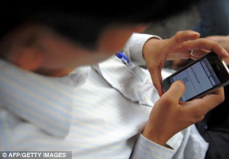 SMS SOS! Diambil Alih Twitter dan Instant Messaging 